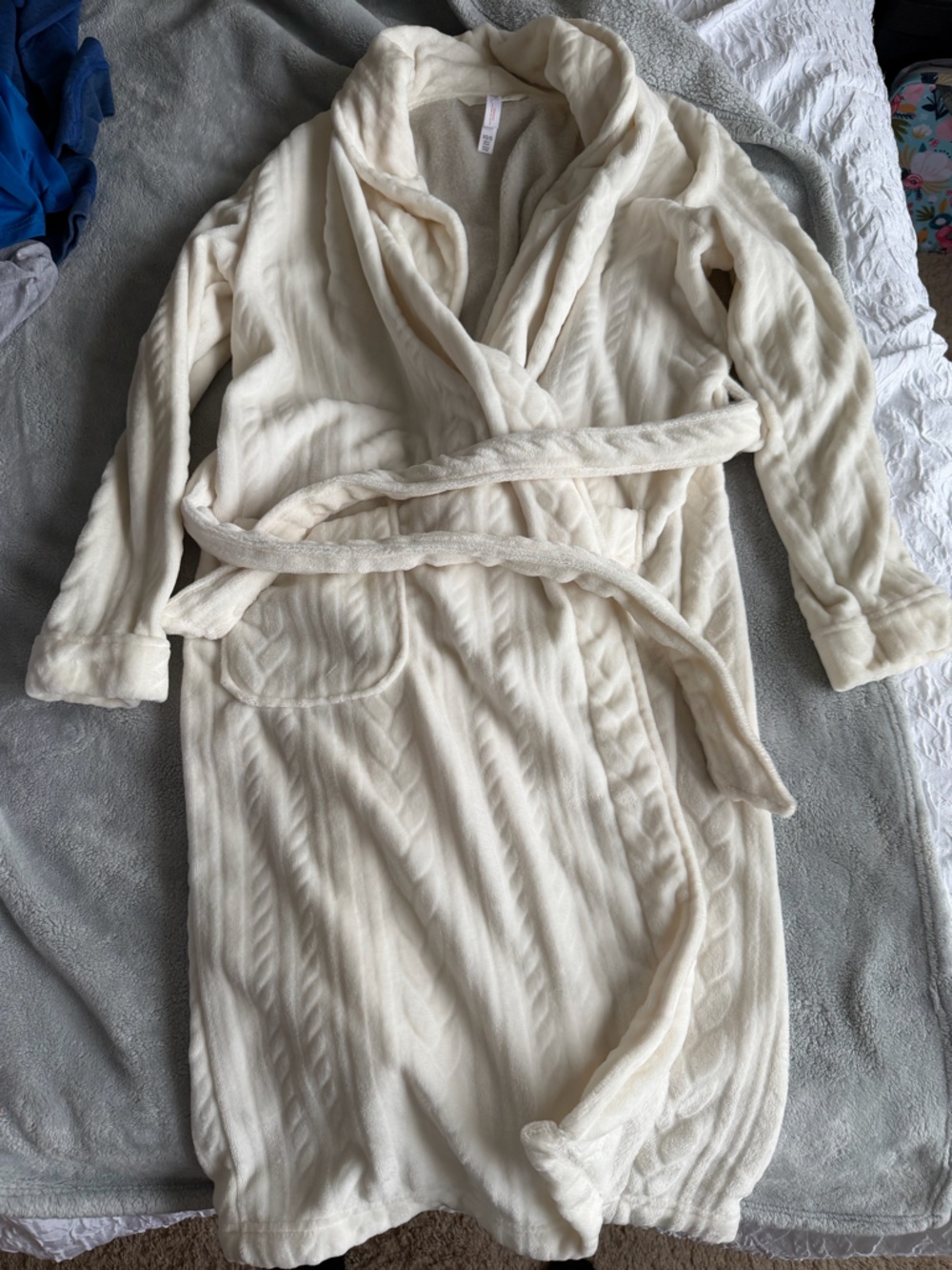 Kohl's Cream Plush Robe with Belt